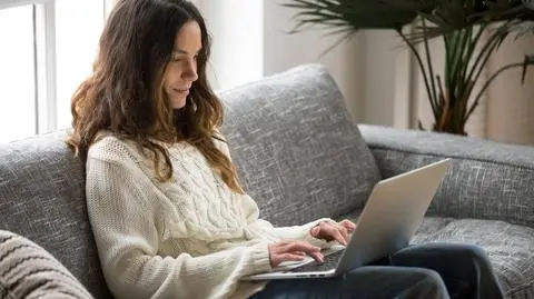 kobieta laptop s shutterstock_1038127474