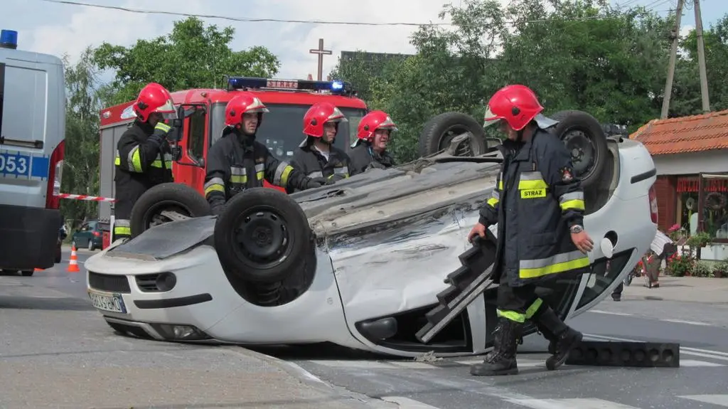 3 osoby ranne w wypadku na Hermanowskiej. To skutek zderzenia i dachowania do jakiego doszło w piątek po południu.