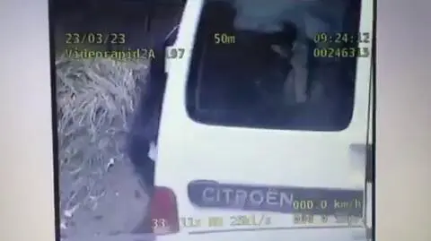 Uciekał przed policją, "nie trafił" w drogę i uderzył w skarpę