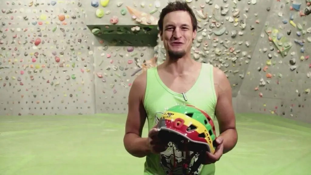 Adam Bielecki wystawił kask, który uratował mu życie na K2