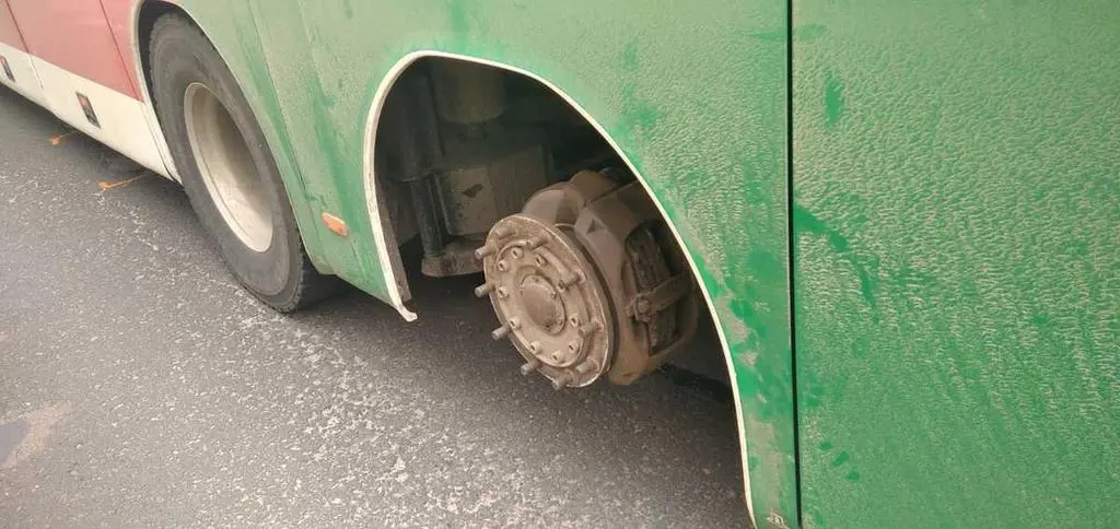 Jechał autobusem bez jednego koła 