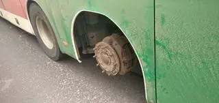 Jechał autobusem bez jednego koła 