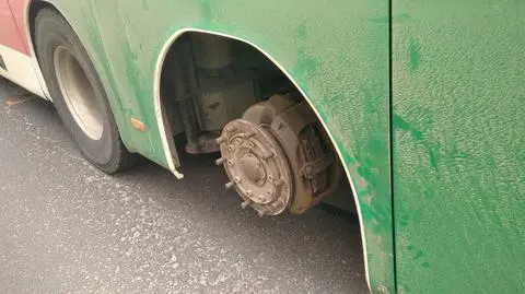 Jechał autobusem bez jednego koła 