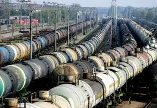 Mocny efekt działań Trumpa. Rosyjski surowiec dawno nie był tak tani