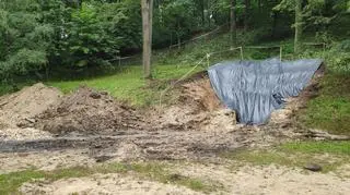 Wykopany otwór przykryty folią