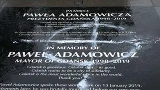 Tablicę poświęconą pamięci zamordowanego prezydenta Gdańska Pawła Adamowicza odsłonięto w rocznicę tragedii