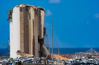 Zniszczony silos zbożowy w porcie w Bejrucie