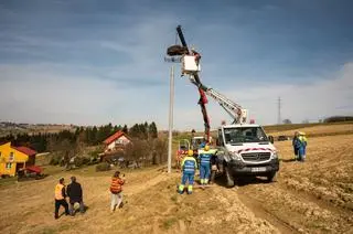 Przenoszenie bocianiego gniazda w Łęce (woj. małopolskie)