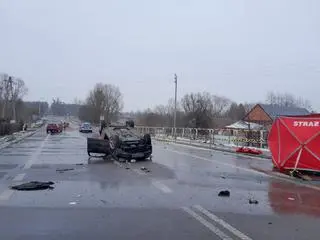 Z auta wypadły na zewnątrz dwie osoby