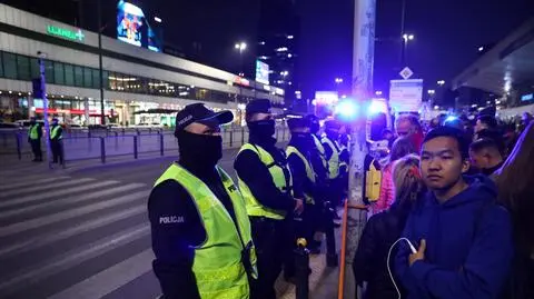 Crowd holding Ukrainian flags gathers at Biden's hotel in Warsaw