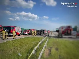 Bus dachował na A1, dwie osoby nie żyją