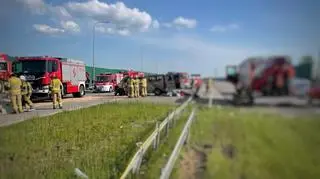 Bus dachował na A1, dwie osoby nie żyją