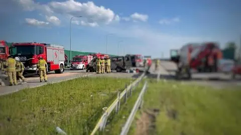 Bus dachował na A1, dwie osoby nie żyją