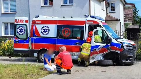 Zderzenie karetki pogotowia z samochodem osobowym. Dwóch ratowników w szpitalu
