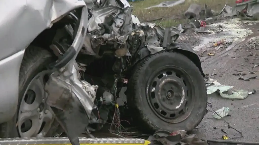 Mazda uderzyła w tira zginęło pięć osób