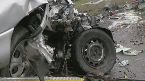 Mazda uderzyła w tira zginęło pięć osób