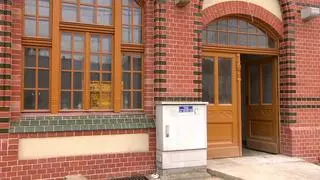 Odnowione już wejście na dworzec kolejowy w Nowych Skalmierzycach