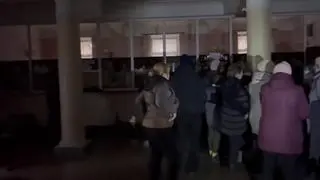 Teatr Dramatyczny w Mariupolu. Ludzie czekają w kolejce po posiłek 