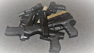 Pistolety znalezione w bagażu mężczyzny