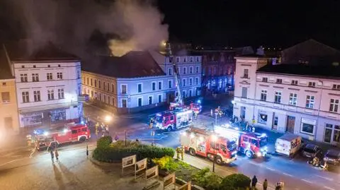 Kilkadziesiąt wozów strażackich brało udział w akcji w kulminacyjnym momencie