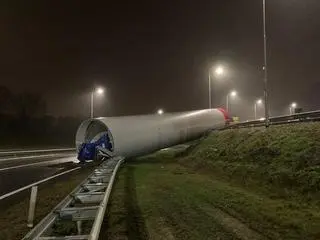 Ogromna część turbiny wiatrowej blokowała autostradę A1 w Holandii