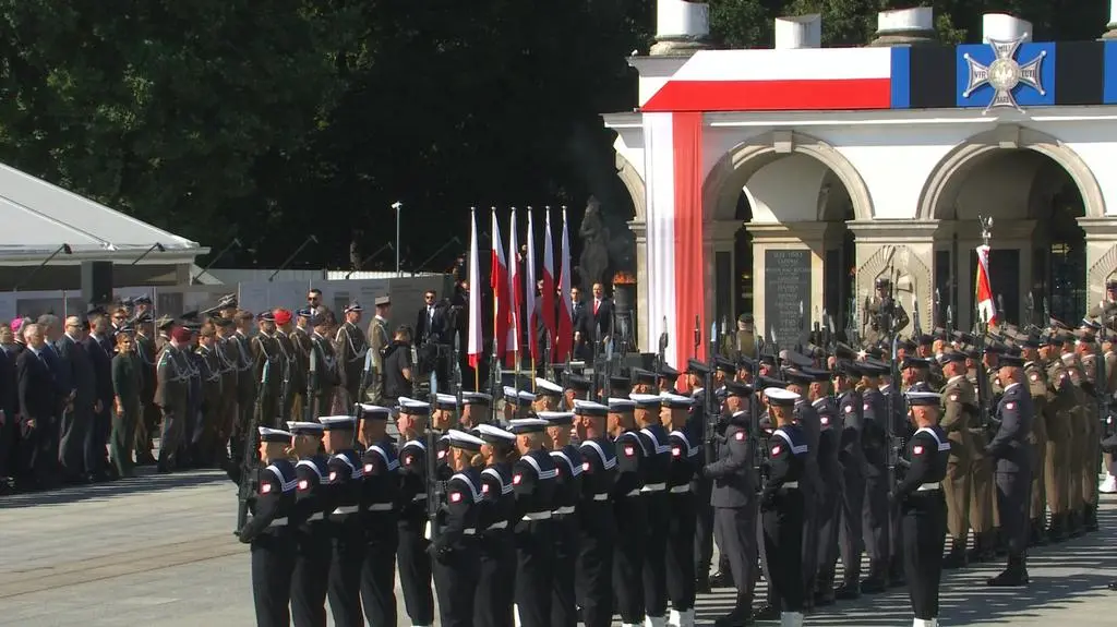 Hymn, flaga na maszcie i uroczysta zmiana warty. Trwają obchody