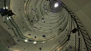 Spadającym balonom i konfetti towarzyszyła oprawa muzyczna