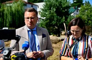 Wiceprezydent Rafał Rudnicki stwierdził, że władze miasta będą szukały rozwiązania, aby nagrobki wróciły na swoje miejsce.
