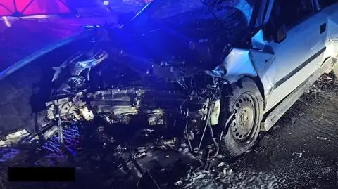 Na prostym odcinku zjechał na przeciwny pas i zginął w czołowym zderzeniu. Trzy osoby są w szpitalu