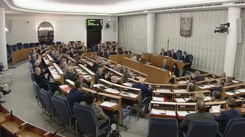 "Precz z komuną". Senat przyjął ustawę dezubekizacyjną