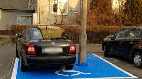 Nowe miejsce parkingowe, a niemal pośrodku stary betonowy słup