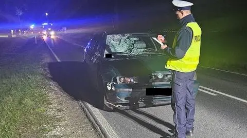 Szli środkiem jezdni, nie mieli odblasków. Jeden z nich nie żyje