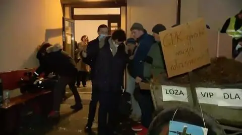 W kierunku przedstawicieli CPK poleciały jajka. Horała: jestem oburzony