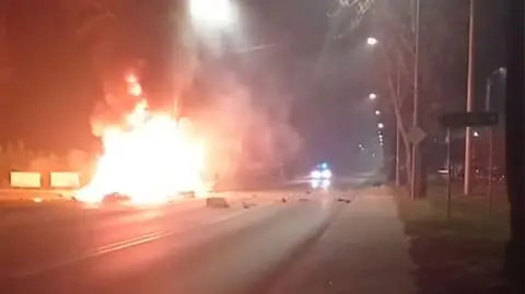Auto roztrzaskało się o kamień i stanęło w płomieniach. Zginął kierowca