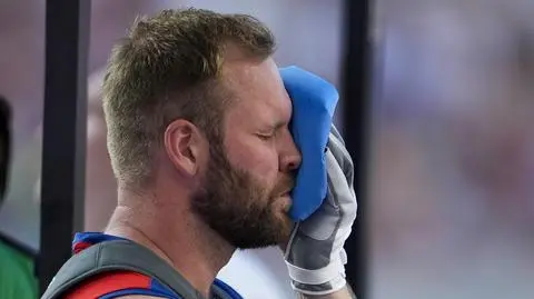 Wyrzucał śmieci, doznał kontuzji. Rywal Polaków w tarapatach