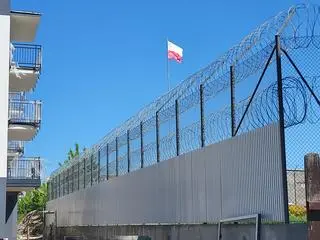Blok stanął tuż przy ogrodzeniu więzienia 