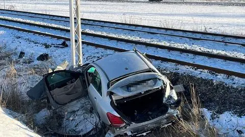 20-latek zderzył się z pociągiem. Nie wyhamował przed przejazdem 