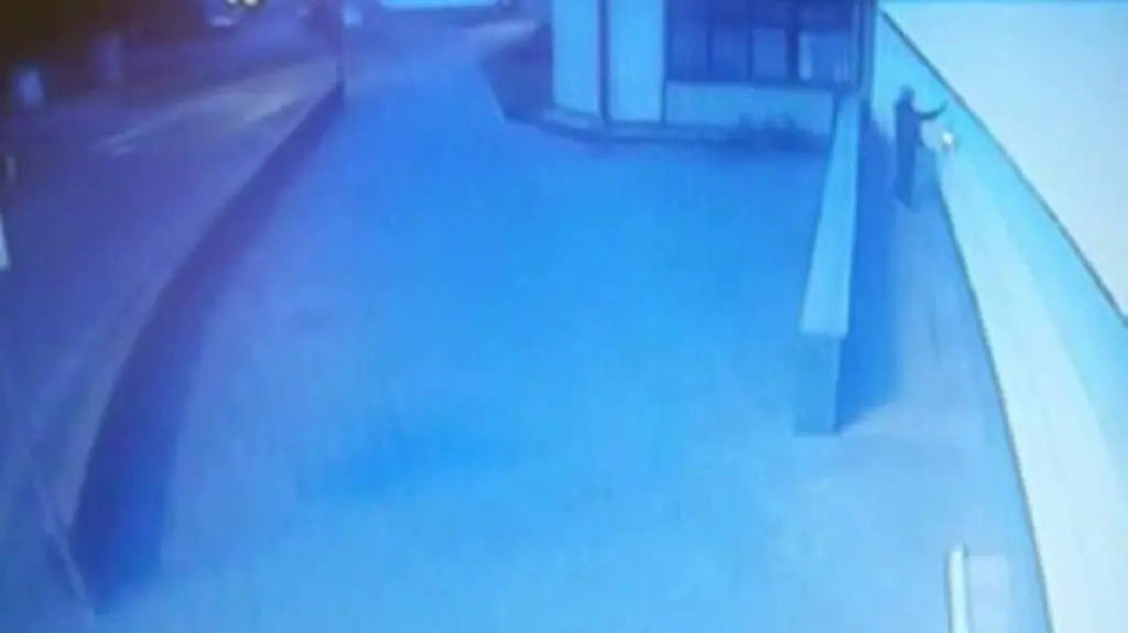 Pracownik ZUS wymalował ścianę urzędu