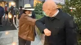 Al Bano przyjechał w maseczce i witał się łokciem