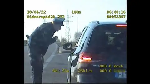 15-latka miała spuchniętą twarz i ciężko oddychała. Do szpitala przyjechała w policyjnej eskorcie 