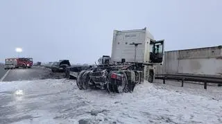 W wyniku zderzenia uszkodzony został zbiornik paliwa