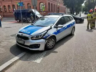 Auto zderzyło się z radiowozem 