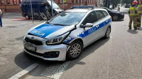 Auto zderzyło się z radiowozem na sygnale. Dwóch policjantów w szpitalu