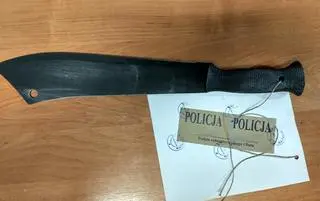 Mężczyzna ruszył z maczetą na policjantów