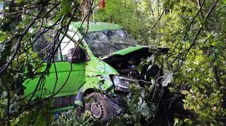 Bus dachowa i zatrzymał się przed przydrożnym drzewem