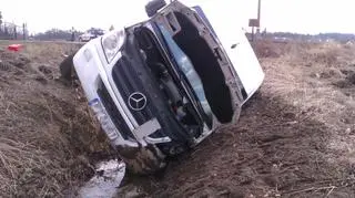 Bus opadł na lewy bok