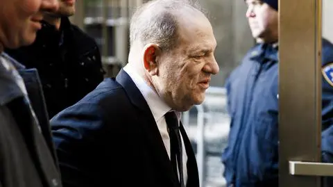 "To nie jest typowy scenariusz gwałtu". Harvey Weinstein przed sądem