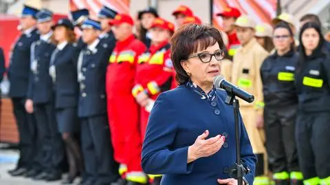 Wozy strażackie święcone kilka razy i bitwy gospodyń. Jak Zjednoczona Prawica walczy o głosy w terenie
