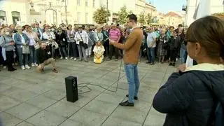 Protest niewidomych i słabo widzących przed Pałacem Prezydenckim