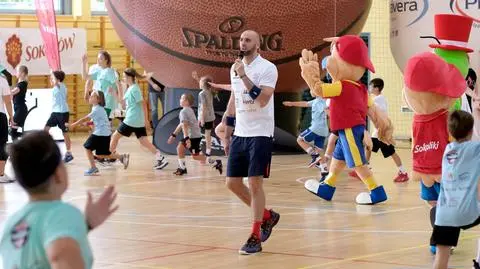 Gortat ponownie uczy dzieci koszykówki